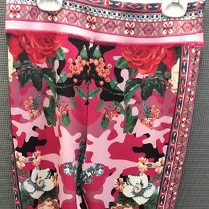 Akira Women's Pink Camo Leggins